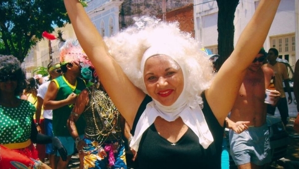 Foliões do Bloco Loucos da Praça. Acervo: Grupo Lua Cheia de Teatro.